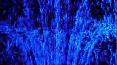 Gece vakti aydınlatılmış çeşme.