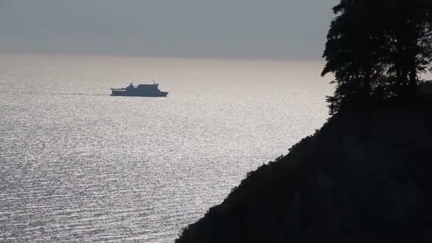 Nave galleggiante in mare sull'isola di Ruegen — Video Stock