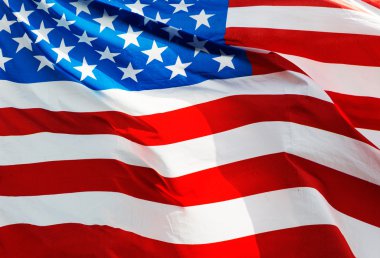 Güneş ışığı rüzgarda Amerikan bayrağı