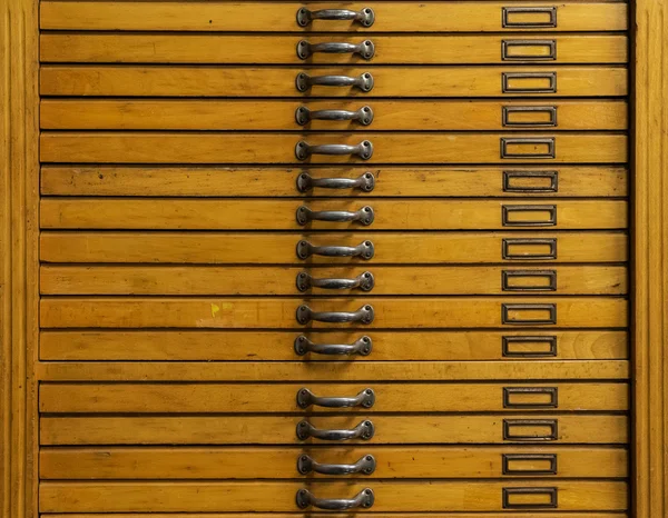 Oude pull-out kabinet met metalen handvatten — Stockfoto