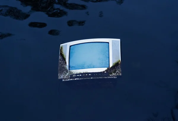 Stary telewizor w wodzie stawu — Zdjęcie stockowe