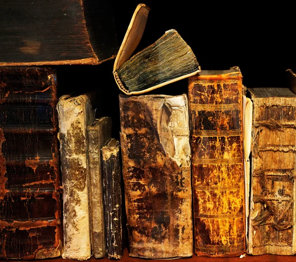 Libri antichi e antichi su scaffale — Foto Stock