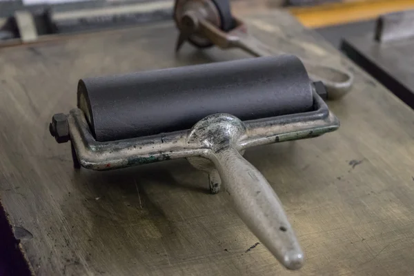 Roller op de tafel in de drukkerij — Stockfoto