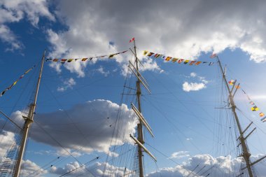 Gökyüzü ve bulutlar karşı yat