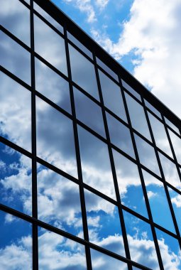 Gökyüzü ve bulutlar bina Windows yansıması