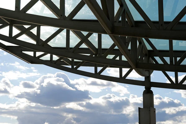Het glazen dak van het station in zonlicht — Stockfoto