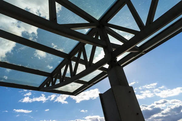 Стеклянная крыша станции под солнечным светом — стоковое фото