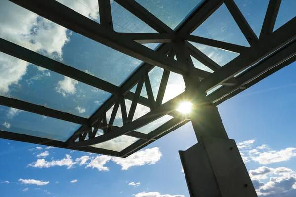 El techo de cristal de la estación a la luz del sol — Foto de Stock