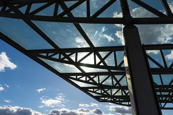 Стеклянная крыша станции под солнечным светом — стоковое фото