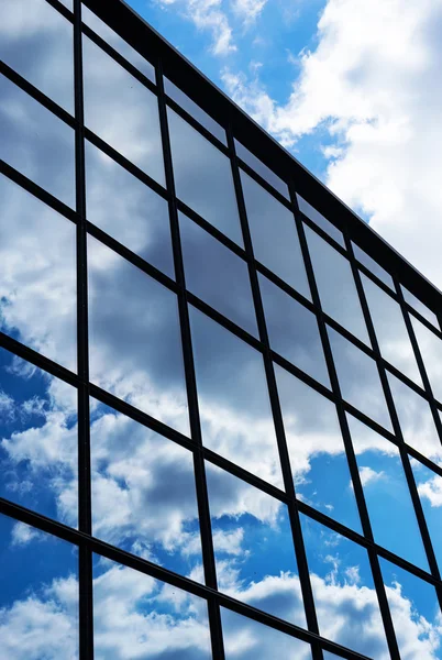 Gökyüzü ve bulutlar bina Windows yansıması