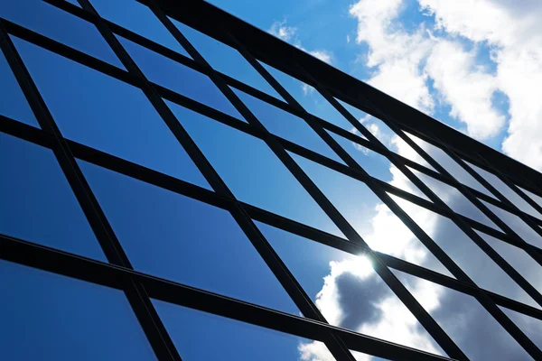 Weerspiegeling van de lucht en de wolken in de ramen van gebouw — Stockfoto