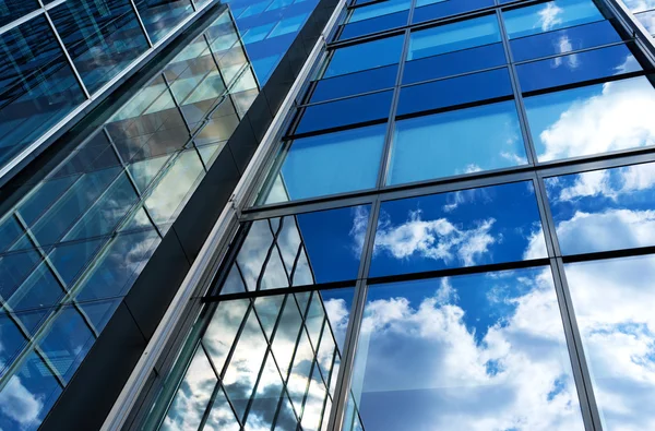 Reflexão do céu e nuvens nas janelas do edifício — Fotografia de Stock