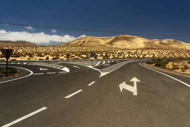Fuerteventura dağlardaki yol kavşağı