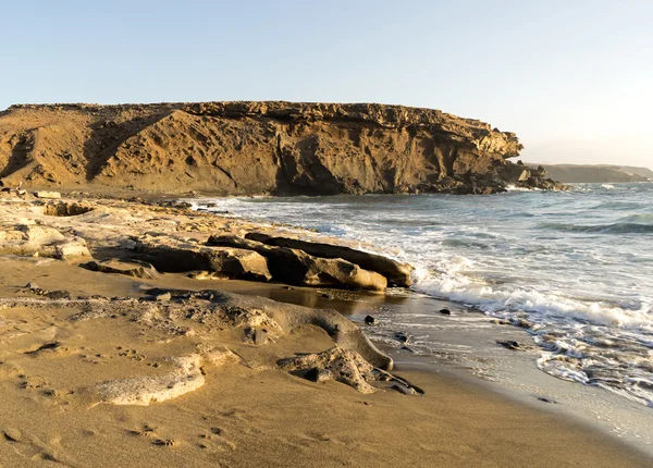 Surfowania morza na skałach w obszarze La Pared na Fuerteventura — Zdjęcie stockowe