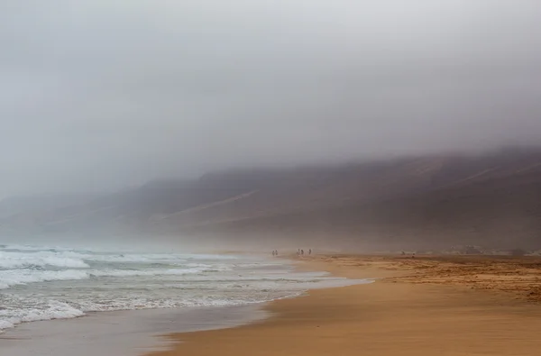 Der Strand im Nebel im cofete-gebiet auf fuerteventura — Stockfoto