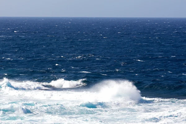 Havets vågor och surf i solljus — Stockfoto