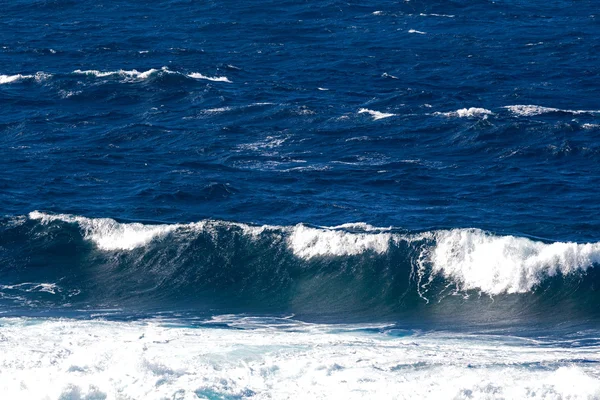 Havets vågor och surf i solljus — Stockfoto