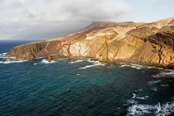 Surf de mar en las rocas en la zona Punta Pesebre en Fuerteventura — Foto de Stock