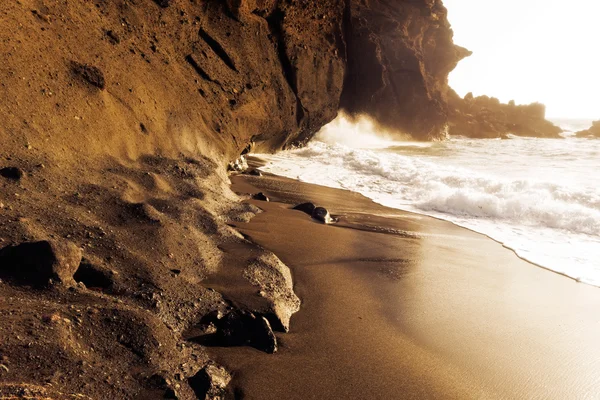 Zee surfen op de rotsen in gebied La Pared op Fuerteventura — Stockfoto