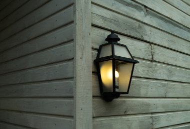 Bir duvar ahşap evin elektrik lambası