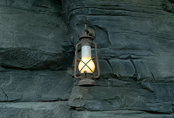Масляна лампа в старій шахті — стокове фото