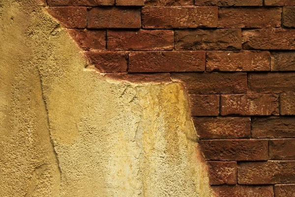 Oude beschadigde bakstenen muur met gips — Stockfoto