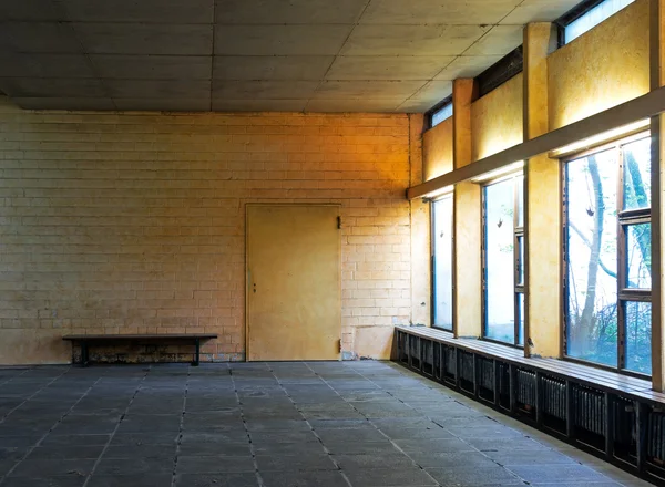 Oude verlaten kamer met Bank en een deur — Stockfoto