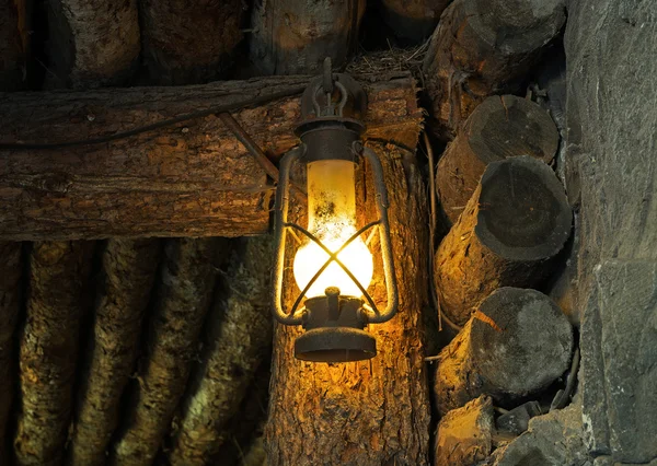 Масляна лампа в старій шахті — стокове фото