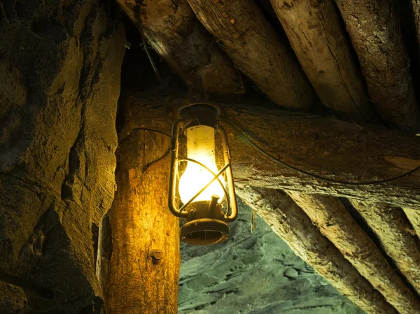 Lampe à huile dans l'ancienne mine — Photo