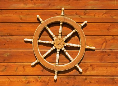 Güneş ışığı içinde duvarda eski ahşap direksiyon