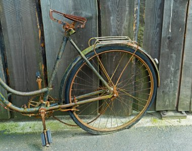 Ahşap bir çit, eski eski Bisiklet