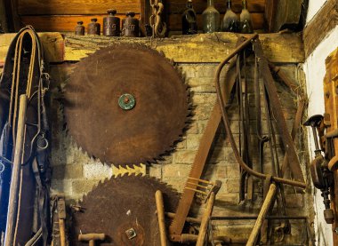 Rustik ahırda eski çilingir araçları