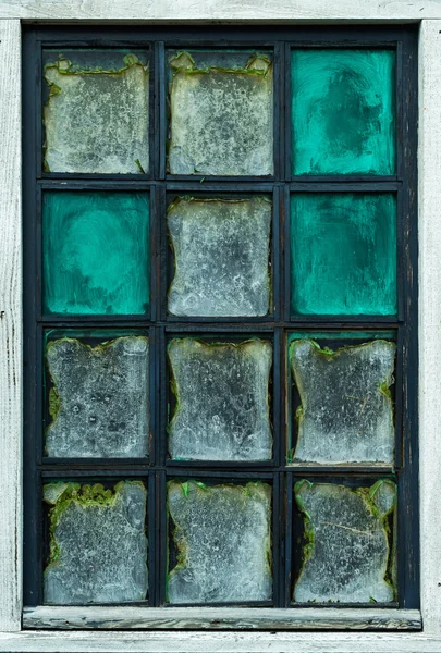 Bir evin eski harap pencere — Stok fotoğraf