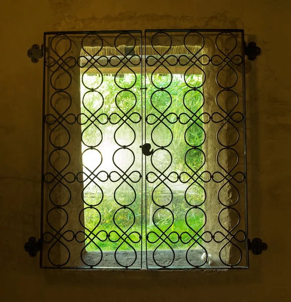 Vieja ventana en edificio de piedra y la luz del sol penetra — Foto de Stock