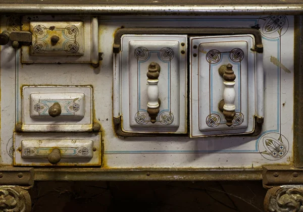 De oude roestige keuken kachel in een rustieke schuur — Stockfoto