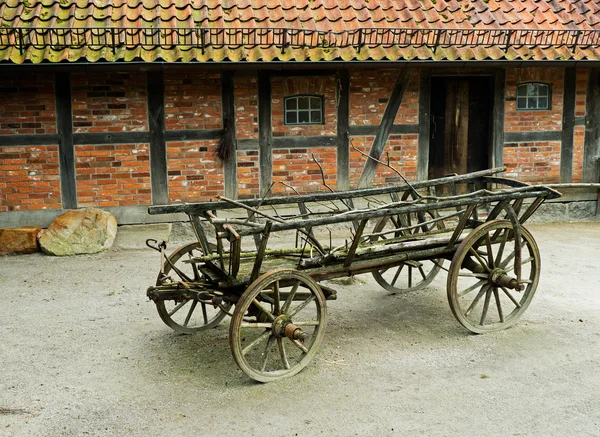 De oude wagen in Baryard volgende schuur — Stockfoto