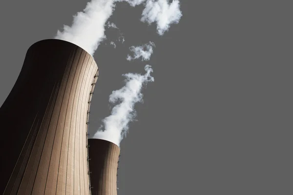 Torres de refrigeración de la central nuclear sobre fondo gris —  Fotos de Stock