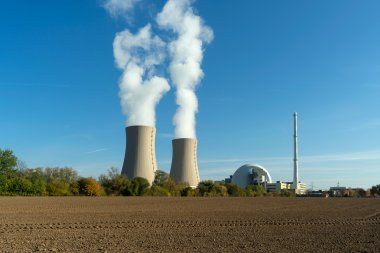 Nükleer santral gökyüzü arka planda güneş ışığı üzerinde