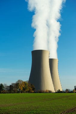 Güneş ışığı altında gökyüzü arka plan üzerinde nükleer enerji santrali