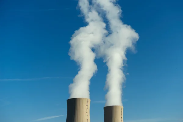 日光の空を背景に原子力発電所 — ストック写真