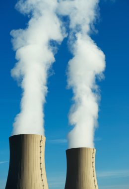 Güneş ışığı bir gökyüzü arka plan üzerinde nükleer enerji santrali