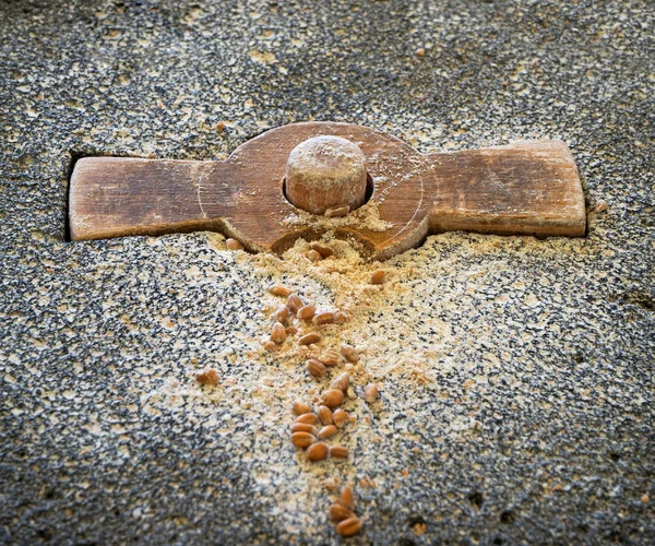 O antigo moinho de mão e grão moído com farinha — Fotografia de Stock