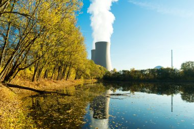 Nükleer enerji tesisleri sonraki gölet ve onun yansıması 