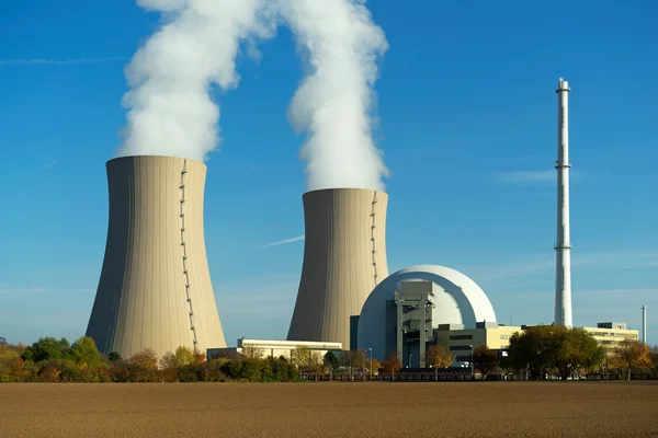 Gökyüzü arka plan üzerinde nükleer enerji santrali 