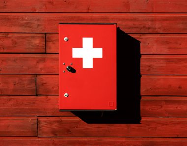  Ecza güneş ışığı altında eski bir ahşap çit üzerinde