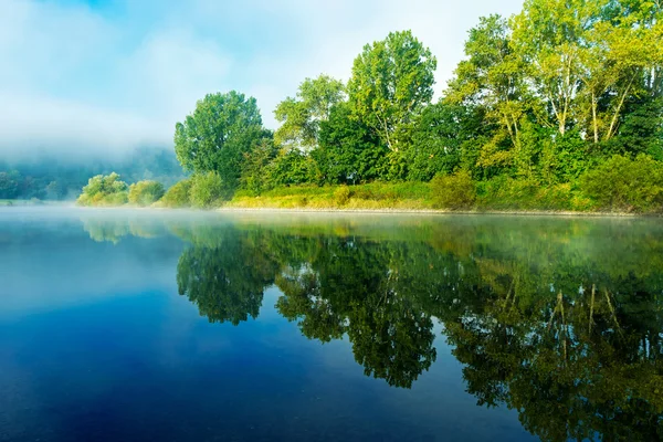 Ομίχλη το πρωί πάνω από τον ποταμό στο φως του ήλιου — Φωτογραφία Αρχείου