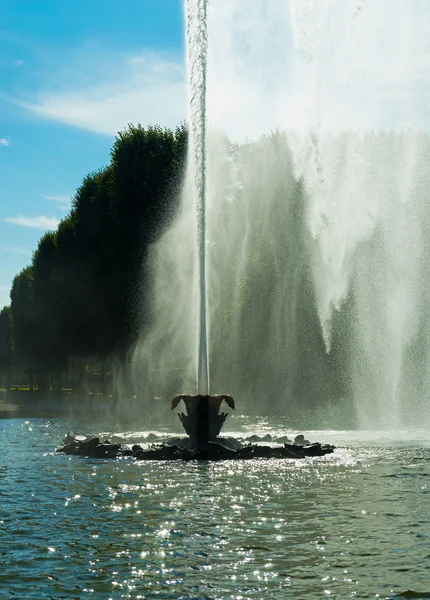 ドイツのハノーバーの市内の都市公園の噴水 — ストック写真