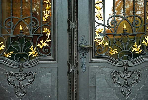 Czarny i stary żelazne drzwi — Zdjęcie stockowe