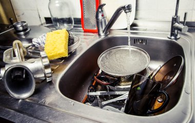 mutfak gereçleri yıkama 