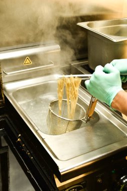 Erişteler ocakta kaynar suda pişirilir.